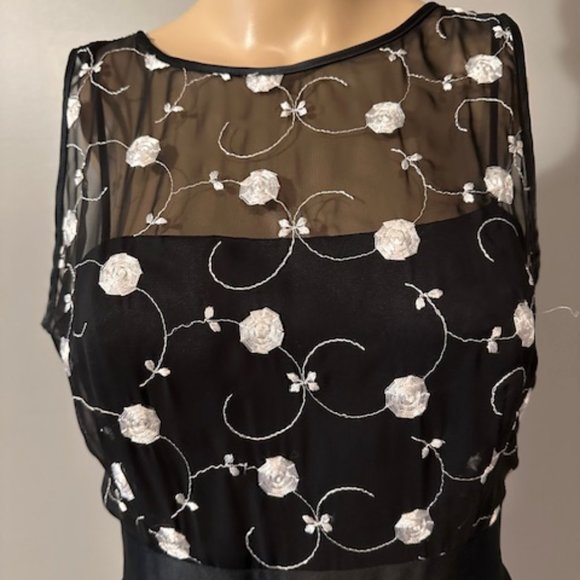 EVER BEAUTY BLACK EVENING GOWN WITH SHEER ROSE PETAL BODICE - SIZE 8 - Picture 2 of 5